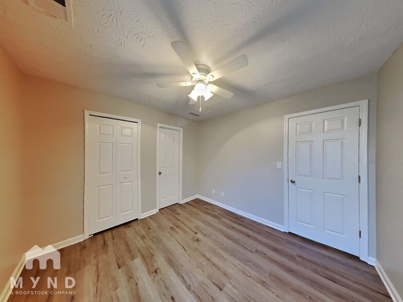 Building Photo - 723 River Valley Dr