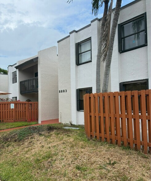 Building Photo - 8883 Fontainebleau Blvd
