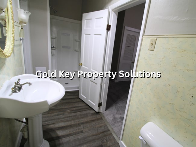 Building Photo - 3 Bed 1 Bath Home For Rent W/ Fenced Yard