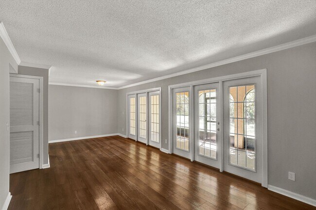 Building Photo - Move in ready 2 bedroom/ 1 bathroom condo!