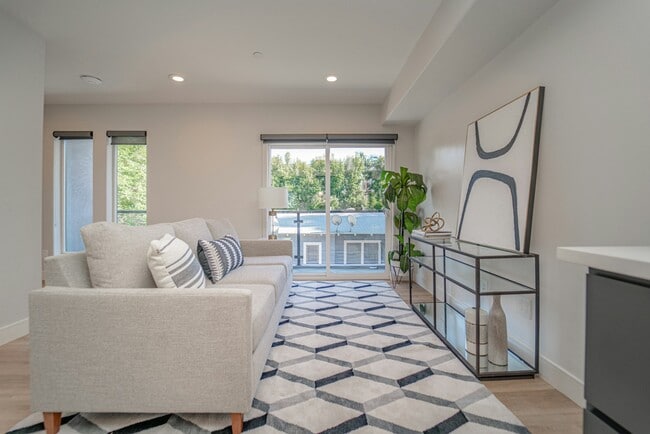 Building Photo - 2115 Holly Dr