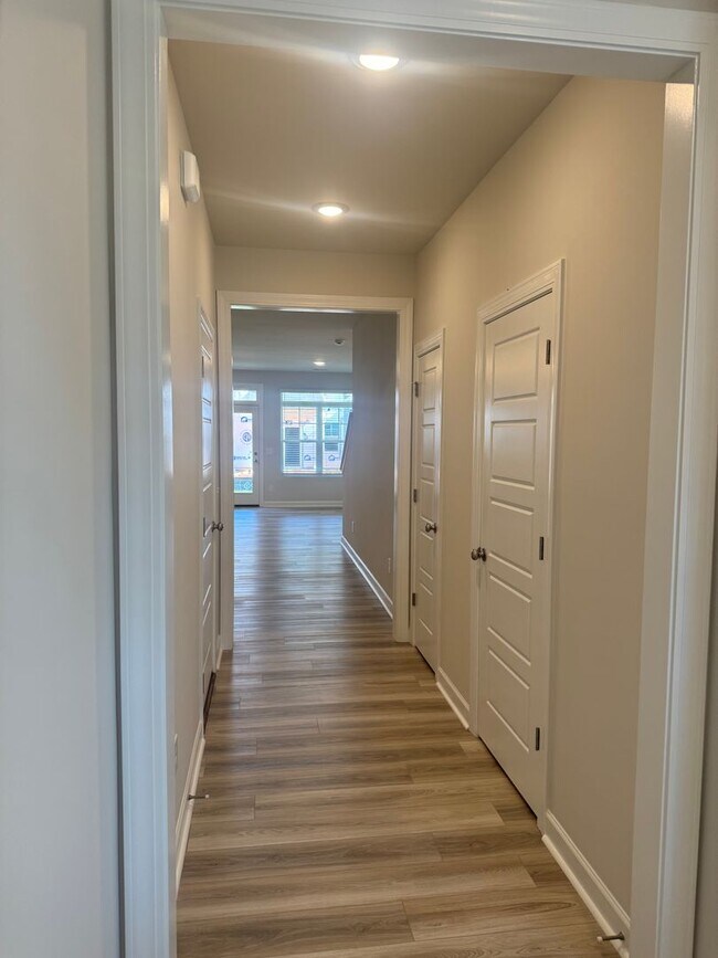 Building Photo - Brand New Luxury Living!