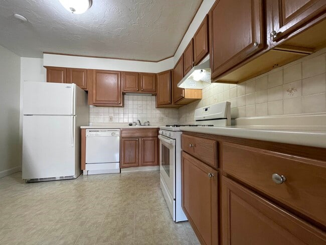 Building Photo - 385 Huse Rd
