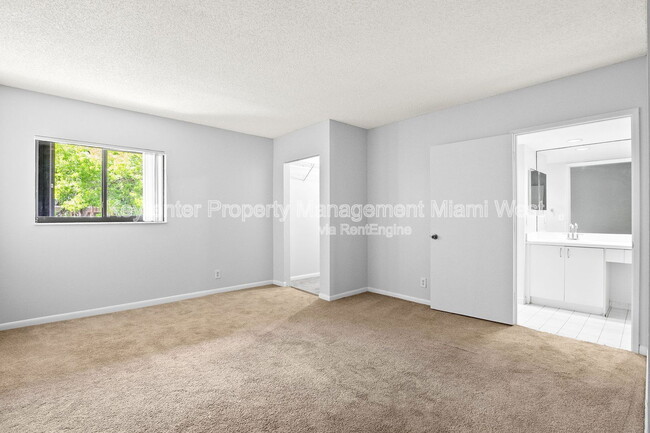 Building Photo - 4705 SW 62nd Ave