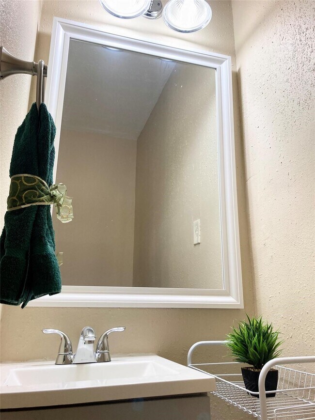 Building Photo - 6834 Driftwood St