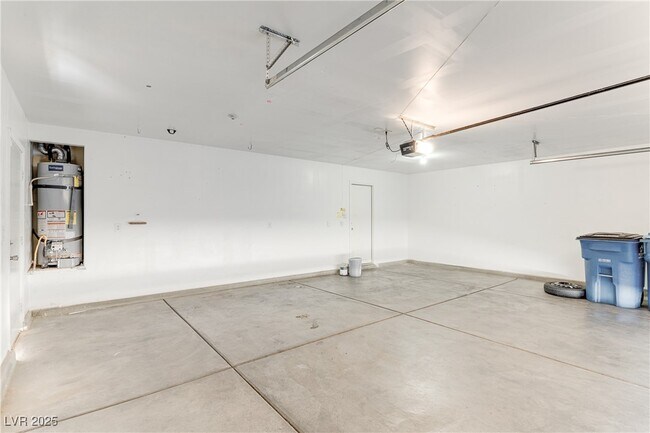 Building Photo - 10225 Clarks Creek St