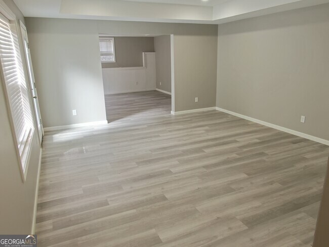 Building Photo - 4901 Planters Walk