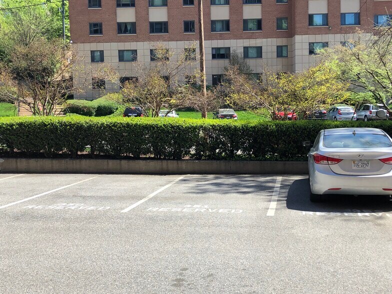Building Photo - 1300 Army Navy Dr