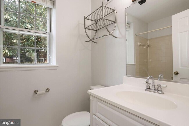 Building Photo - 3028 S Abingdon St