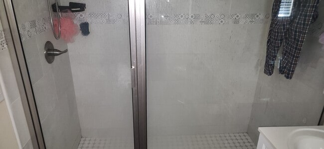 Building Photo - 6107 W 1st Manor