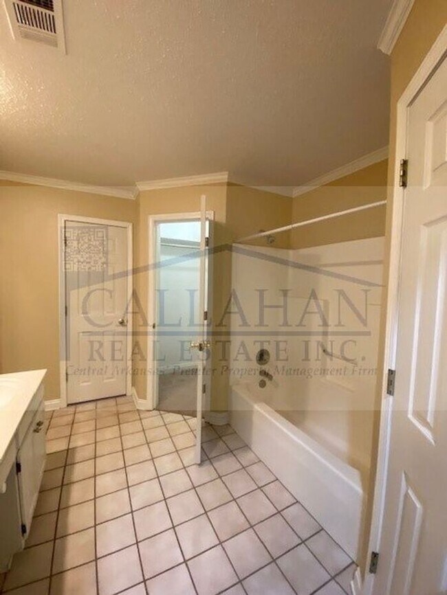 Building Photo - Cabot 3 bedroom with extra garage
