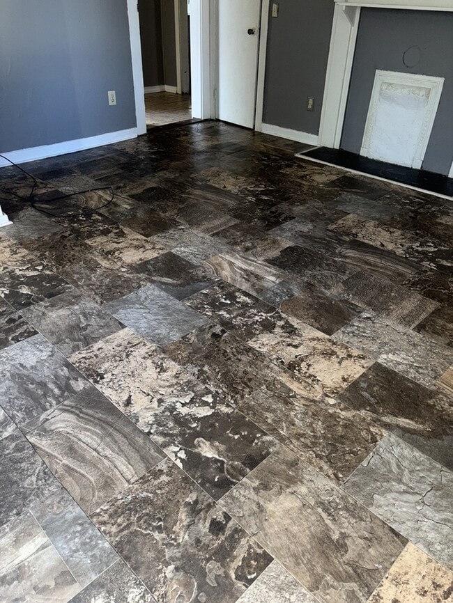 Building Photo - 3 Bedroom 1 Bathroom