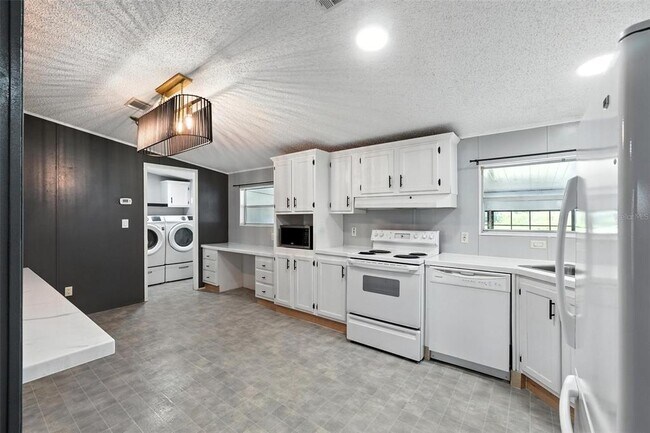 Building Photo - 8218 Pine Island Rd