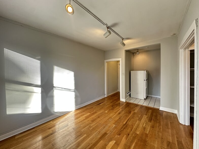 Building Photo - 457 W Melrose