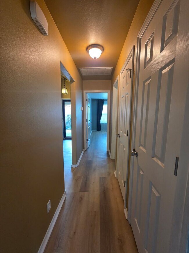 Building Photo - Beautiful home offers open floor plan with...