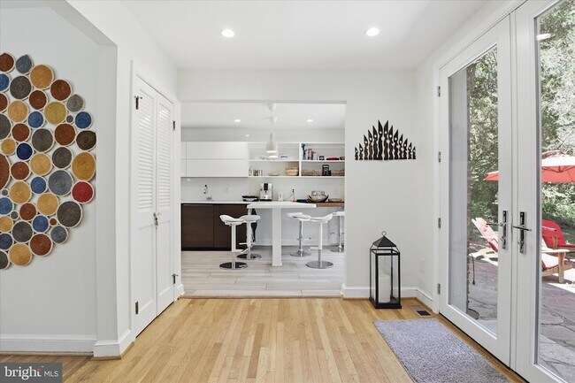 Building Photo - 3221 Coquelin Terrace