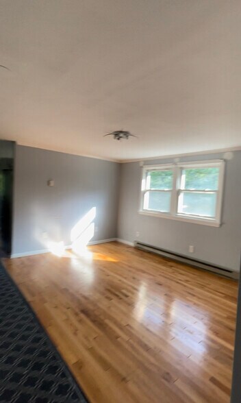 Building Photo - 647 N Main St