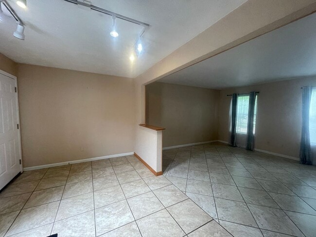 Building Photo - Townhouse Located In Carriage Square