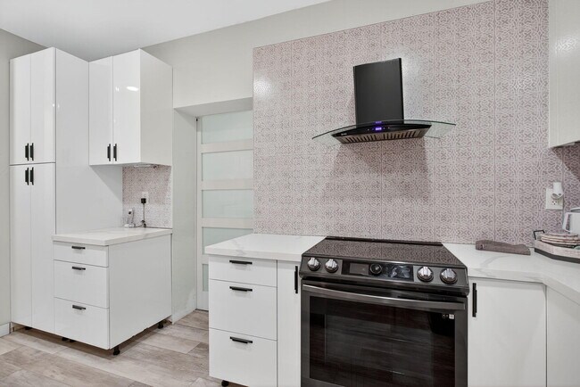 Building Photo - 11910 Glenmore Dr