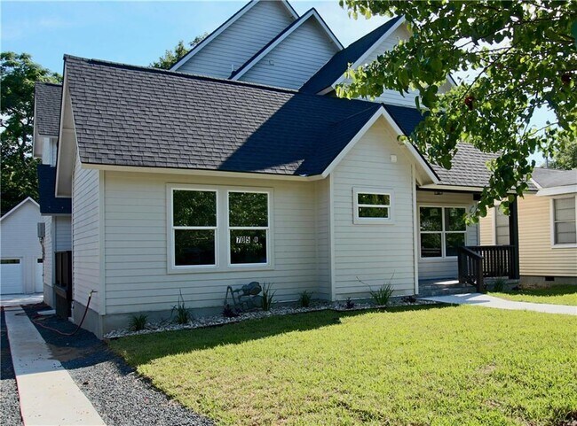 Building Photo - 705 Harris Ave