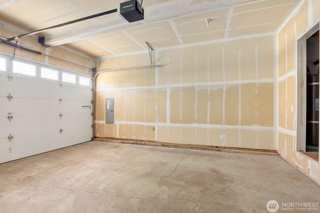 Building Photo - Amazing 3 Br 2.5 bath 2 car gar home in Ta...