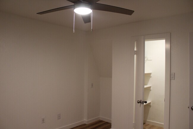 Building Photo - 2106 Rainbow Dr