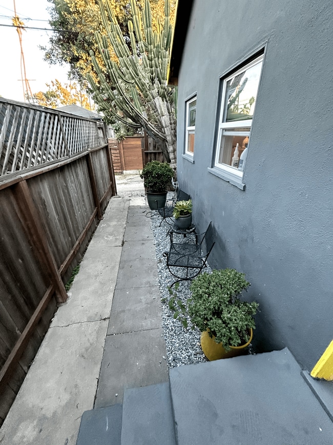 Building Photo - Charming 1 Bedroom House in Venice with Patio and W& D in unit !!! All Utilities Included !!!