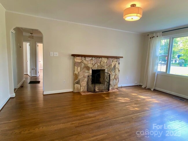 Building Photo - 5300 Buckingham Dr