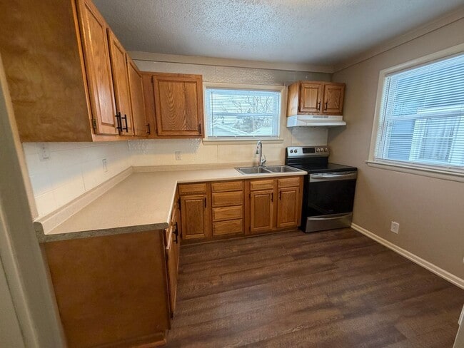 Building Photo - 2501 Oakridge Rd