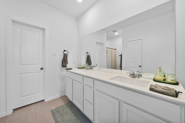 Building Photo - 807 Heaven Dr