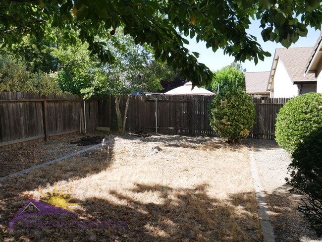 Building Photo - Open 3 Bed 2.5 Bath 1,959 Sq. Ft. Antelope Home