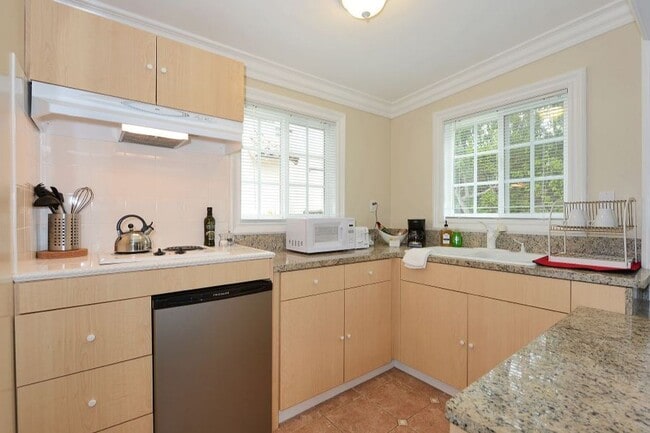 Building Photo - Welcome to this beautifully updated Spanis...