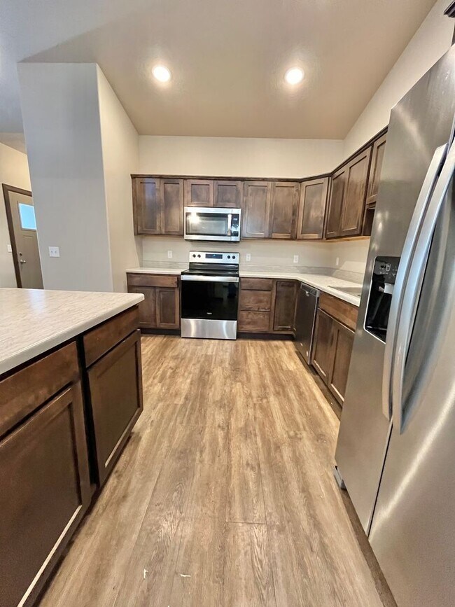 Building Photo - 3 Bed/2.5 Bath Townhome For Rent!