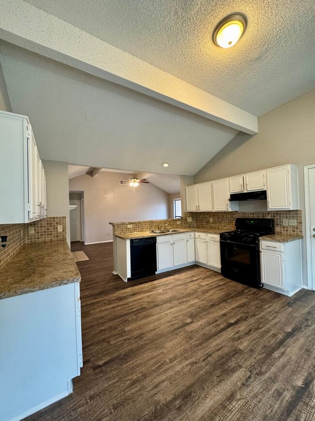 Building Photo - Delightful 3-bedroom, 2-bathroom home with...