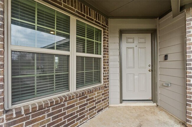 Building Photo - 14515 Broadbury Pond Rd