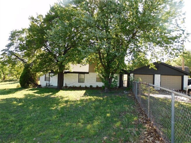 Building Photo - 6301 S Choctaw Rd