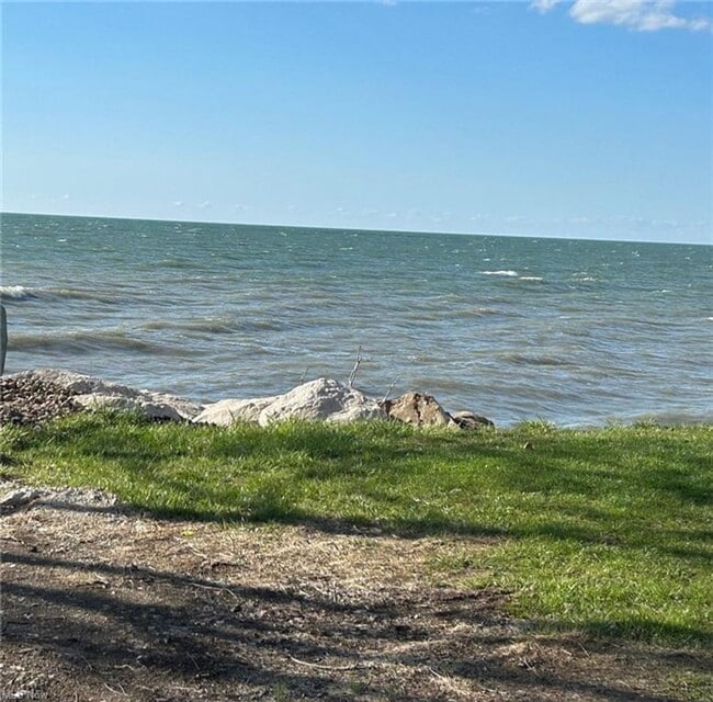 Building Photo - Lakeview 3 Bedroom  1.5 Bath  Home for Ren...