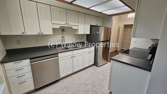 Building Photo - Two Bedroom Oakbrook Condo