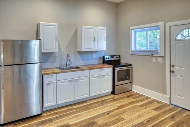 Building Photo - 2 Bed, 2 Bath Available Now!