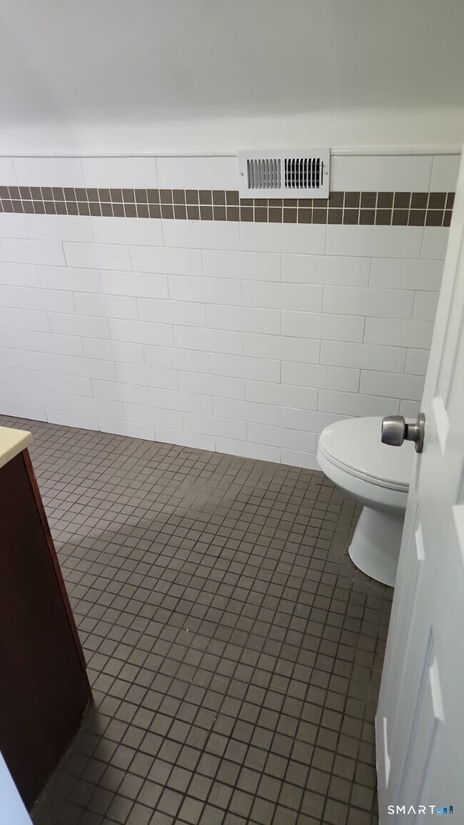 Building Photo - 67 Beardsley Park Terrace