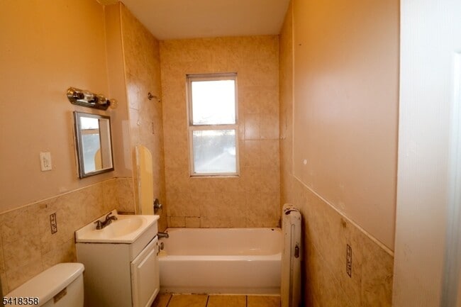 Building Photo - 413 Lyons Ave