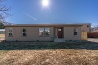 Building Photo - 3 Bed 2 Bath
