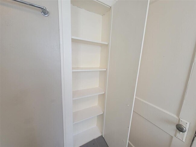 Building Photo - 2406 Huldy St