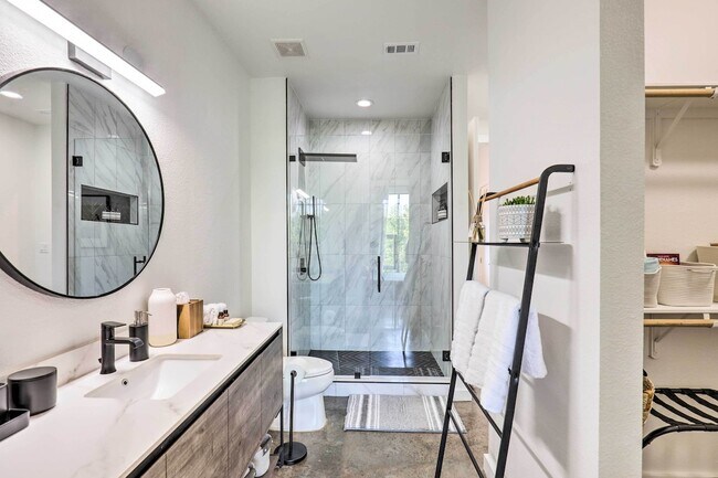 Building Photo - 2525 S Lamar Blvd