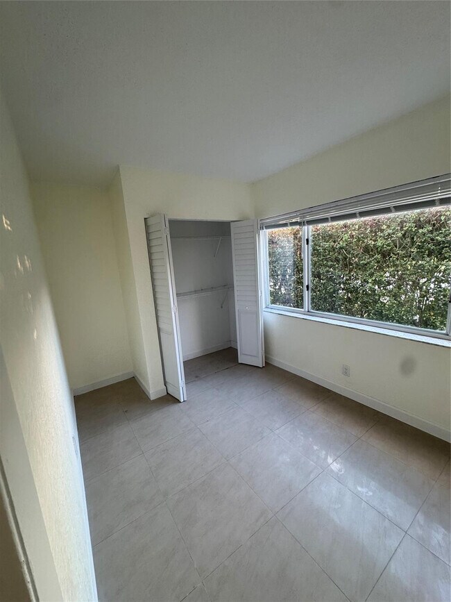 Building Photo - 151 SE 6th Ave