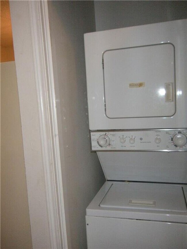 Building Photo - Winchester on West Campus - Huge 2Bd /2Ba - W/D - Reserved Parking - Fireplace - $1600