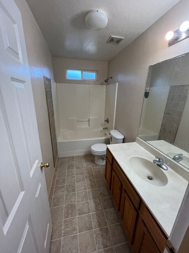 Building Photo - Charming home for rent in Visalia