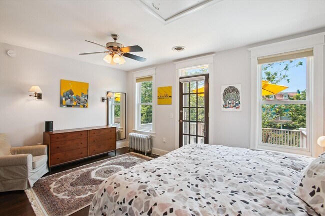 Building Photo - Stunning 3BR+, 3.5BA Capitol Hill Home wit...