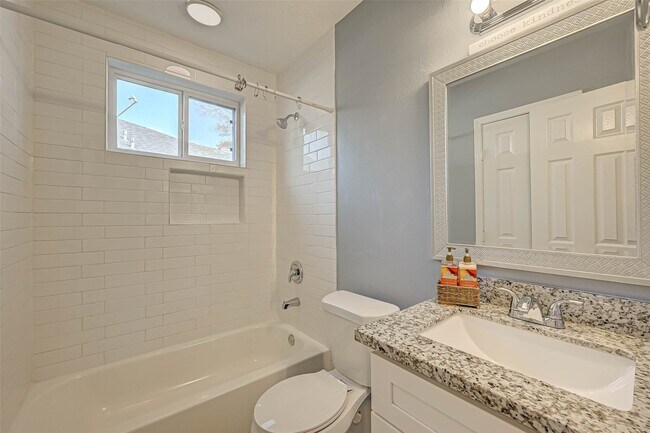 Building Photo - 910 Redway Ln