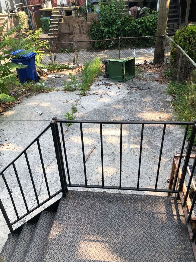 Building Photo - Recently Renovated 3 Bedroom In Mosher for...